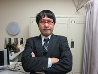 新ライブ「スラッシュパイル プレゼンツ『スタモン』」でMCを務めた南海キャンディーズ山里。軽快なトークで対戦者の回答を膨らませるたび会場は爆笑。