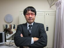 新ライブ「スラッシュパイル プレゼンツ『スタモン』」でMCを務めた南海キャンディーズ山里。軽快なトークで対戦者の回答を膨らませるたび会場は爆笑。