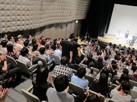 バッファロー吾郎・木村の護衛はユーモア軍団のR藤本とせきしろ。R藤本の出番がこれで終わりとわかると客席からは「えー」という声も。観客のその反応にさすがの山里も「頭大丈夫ですか？」と心配。