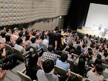 バッファロー吾郎・木村の護衛はユーモア軍団のR藤本とせきしろ。R藤本の出番がこれで終わりとわかると客席からは「えー」という声も。観客のその反応にさすがの山里も「頭大丈夫ですか？」と心配。