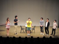 機械トラブルのため、山里は確認のため一旦マイクを野田に。焦った野田は「愛知県で生まれ、20歳の時に原付で上京」と自己紹介を始めた。