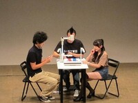 1回戦第2試合の尾関VS中島。中島は「緊張している」と言いながらも、よどみないしっかりしたコメントで、山里も「野田君の3倍は落ち着いている」と褒めた。