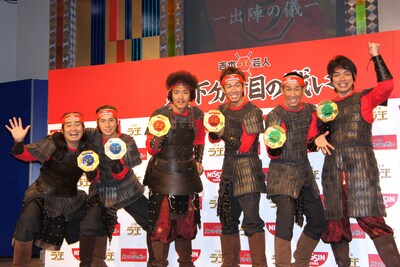 「吉本ラ王芸人 麺下分け目の戦い」発表会イベントに、甲冑を身に纏って登場した（左から）ハイキングウォーキング、トータルテンボス、麒麟ら「軍師芸人」たち。