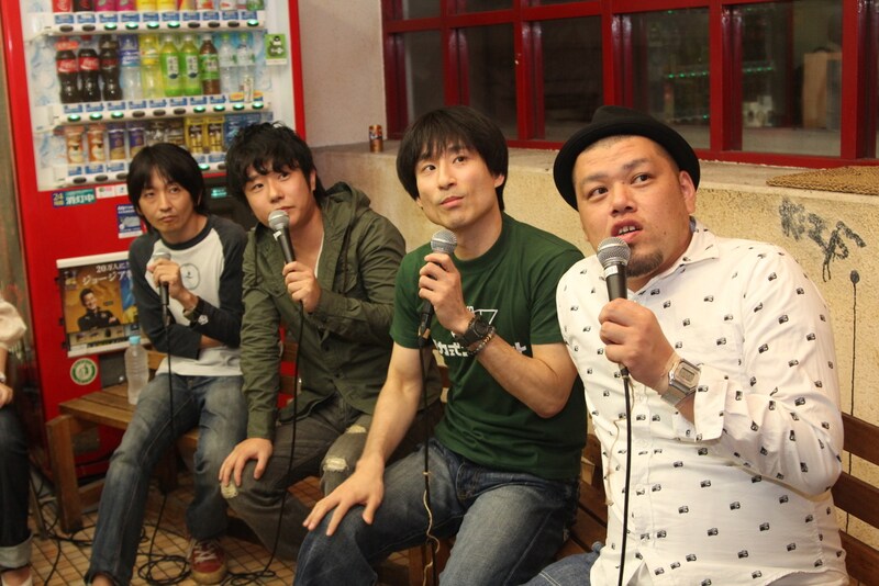 トークイベント「せき止めてTONIGHT☆2011」に出演した萩原雅紀、鳥口JOHNマサヤ、なだぎ武、川島邦裕（左から）。