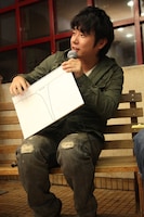 「こんなダムはイヤだ」というお題に対して「細い！」とイラスト入りで回答した鳥口JOHNマサヤ。