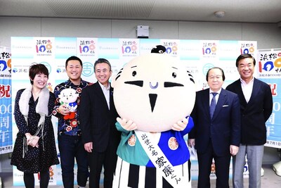 浜松市制100周年記念事業「はままつ新喜劇」制作発表会見。出席者は鈴木康友浜松市長、吉野伊佐男吉本興業代表取締役会長、松沢しげふみ、辻本茂雄座長、浅香あき恵。(c)吉本興業