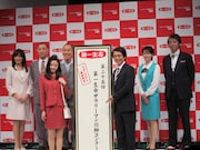 「第25回 第一生命 サラリーマン川柳コンクール」の“サラ川応援団”に就任した「サラリーマンNEO」の出演者、生瀬勝久、中越典子、堀内敬子、山西惇、入江雅人、八十田勇一。司会は中田有紀。