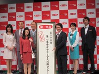 「第25回 第一生命 サラリーマン川柳コンクール」の“サラ川応援団”に就任した「サラリーマンNEO」の出演者、生瀬勝久、中越典子、堀内敬子、山西惇、入江雅人、八十田勇一。司会は中田有紀。