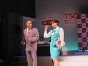 「Windows」の箱を持ち、ポケベルを手にするOL役の堀内敬子と、大きい携帯電話を手に彼女をナンパする八十田勇一。