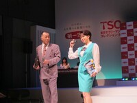 「Windows」の箱を持ち、ポケベルを手にするOL役の堀内敬子と、大きい携帯電話を手に彼女をナンパする八十田勇一。