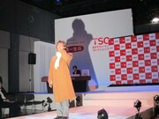 ペ・ヨンジュンの格好をする山西惇。