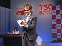 ノートパソコン、iPhone、iPadを次々取り出し巧みに扱うサラリーマン・入江雅人。