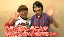 「びっくりぱちんこ プロポーズ大作戦 あの娘のハートもキュイン2」オフィシャルサイトの「ご結婚お祝いコメントムービー」ハリセンボンの一場面。(c)KYORAKU SANGYO ALL RIGHTS RESERVED.「プロポーズ大作戦」は朝日放送の商標。