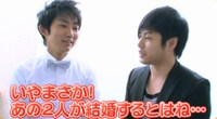 「びっくりぱちんこ プロポーズ大作戦 あの娘のハートもキュイン2」オフィシャルサイトの「ご結婚お祝いコメントムービー」NON STYLEの一場面。(c)KYORAKU SANGYO ALL RIGHTS RESERVED.「プロポーズ大作戦」は朝日放送の商標。