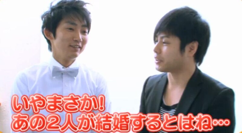 「びっくりぱちんこ プロポーズ大作戦 あの娘のハートもキュイン2」オフィシャルサイトの「ご結婚お祝いコメントムービー」NON STYLEの一場面。(c)KYORAKU SANGYO ALL RIGHTS RESERVED.「プロポーズ大作戦」は朝日放送の商標。