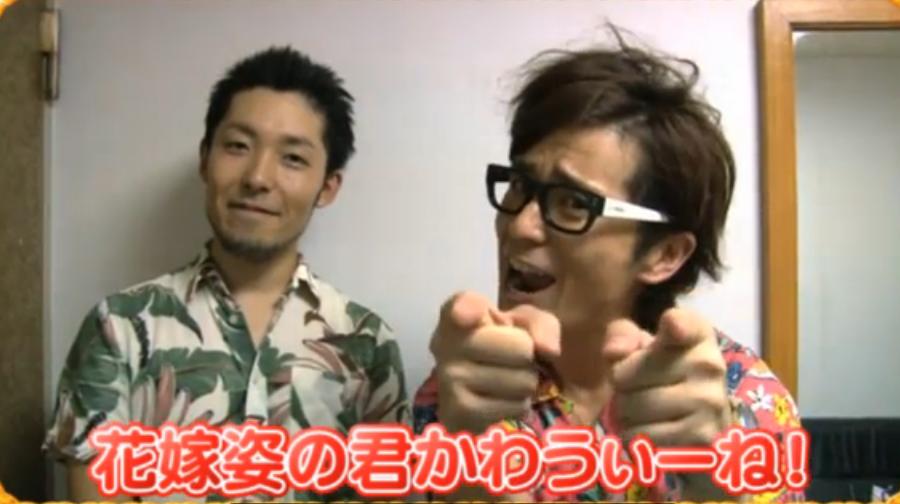「びっくりぱちんこ プロポーズ大作戦 あの娘のハートもキュイン2」オフィシャルサイトの「ご結婚お祝いコメントムービー」オリエンタルラジオの一場面。(c)KYORAKU SANGYO ALL RIGHTS RESERVED.「プロポーズ大作戦」は朝日放送の商標。