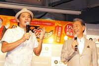 この会見でも高田（右）は適当発言を連発。岡田（左）は終始、ツッコミやフォローをこまめに入れていた。