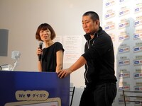 Facebookの活用方法を解説したKDDI小松田梓氏（左）とFacebook森岡康一氏（右）。