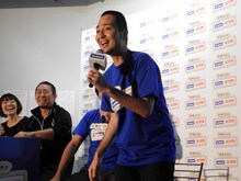 登壇時に学生に大きな拍手を促し、会場を温めたスリムクラブ内間。