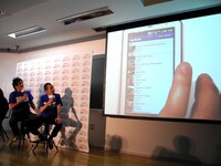 講義を受けるスリムクラブ。