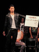 大阪でショットバーの店長をしている小嵐健太。前回のオーディションでは超新塾の歌のベースパートを完璧に弾き、音楽面で好印象。今回は、人生で初めて作ったというネタの校歌の出来に超新塾も目を見張った様子だった。