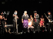 前回、超新塾全員で使える大型の武器を用意した職人・柴田漢央。今回は、メンバーそれぞれの個性に合った武器をプレゼント。武器は審査の間会場に飾られた。