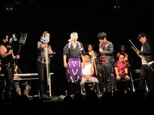 前回、超新塾全員で使える大型の武器を用意した職人・柴田漢央。今回は、メンバーそれぞれの個性に合った武器をプレゼント。武器は審査の間会場に飾られた。