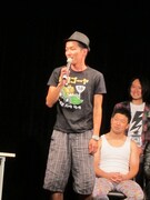 後輩芸人で元ロマンチックセクシーの井上遊太。超新塾のマスコット的な存在であり、最近コンビを解散したとあって、熱い思いは人一倍の様子。最後は「沖縄で一回り大きくなった」と、東京ではウケなかったギャグを再度披露し撃沈した。