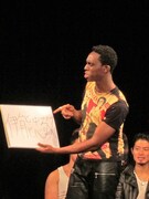 ワタナベエンタのイベントライブではおなじみのアメリカ人・アイク・ヌワラ。最後のアピールではフリップ芸を用意したものの、まさかの下ネタで、芸の幅広さを見せ付けた。