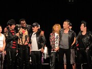 ロックな格好のアイクがメンバーと並ぶと一気にロックテイストが増幅。