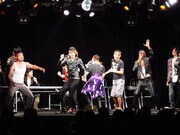 ダンス対決では個性的な動きに会場も爆笑。コア梶本は「こういう時前に出るのって素晴らしいですね」と彼らの芸人としての資質を褒めた。