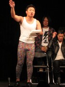 博報堂社員・村田秀樹は、これまで何度も舞台でネタを披露してきただけあり、堂々のボケっぷり。途中「ちょいちょいリアクションがやかましい」とツッコまれる場面も。