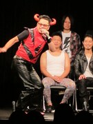 オフィス北野所属ミュージシャン・イカルス渡辺。最後のアピールタイムでは「お尻さん」という謎のオリジナルソングで会場を沸かせた。