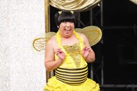 破壊力抜群のニューPOPを披露した日村。(c)2011 TV TOKYO