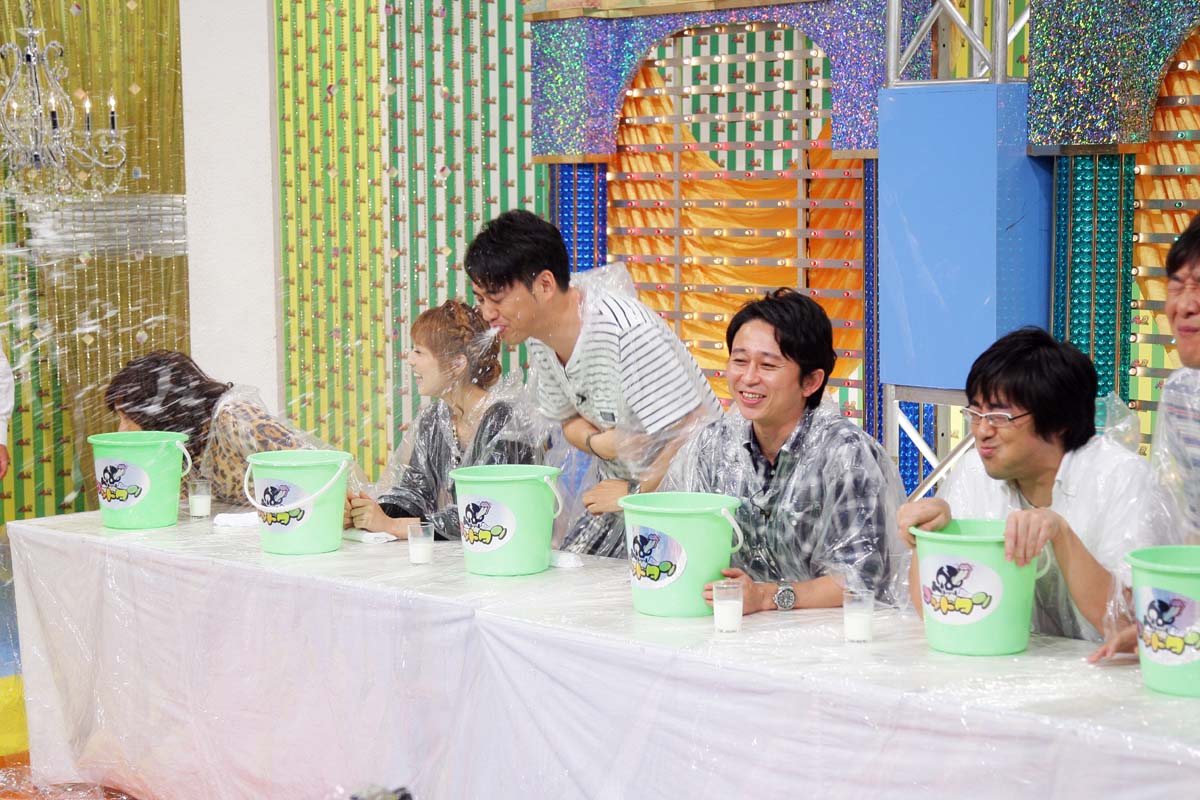 審査員が全員牛乳を吹き出すと曲はそこで強制終了となる。(c)2011 TV TOKYO