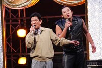 L.A.COBRAことロバート秋山。隣の男性の正体に注目だ。(c)2011 TV TOKYO