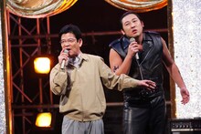 L.A.COBRAことロバート秋山。隣の男性の正体に注目だ。(c)2011 TV TOKYO