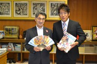 青森市・鹿内博市長から青森市観光大使に任命された古坂大魔王（右）。