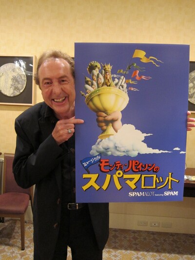 お笑いナタリーのインタビューに応じたモンティ・パイソンのエリック・アイドル。急な来日で限られたスケジュールの中、約30分の間、笑いを交えながら質問に真摯に対応してくれた。