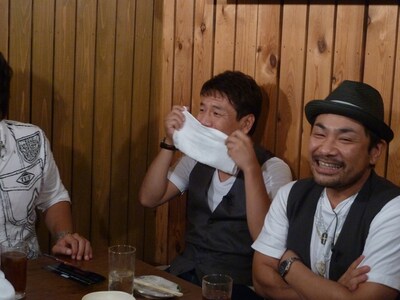 「上田ちゃんネル」で治療中の歯がすっ飛ぶくりぃむしちゅー上田。(c)テレビ朝日