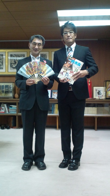 青森市・鹿内博市長から青森市観光大使に任命された古坂大魔王（右）。