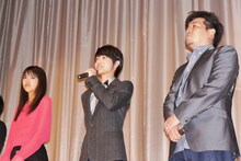 舞台挨拶に登壇した（左から）竹富聖花、神木隆之介、サンドウィッチマン富澤。