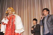 アニメ映画「とある飛空士への追憶」の初日舞台挨拶に登壇したサンドウィッチマンと、主人公・シャルル役の神木隆之介（中央）。