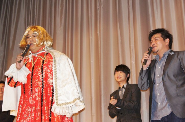 アニメ映画「とある飛空士への追憶」の初日舞台挨拶に登壇したサンドウィッチマンと、主人公・シャルル役の神木隆之介（中央）。