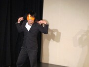 コント「浜辺で九州を1人で守る人」を披露した永野。スパローズからは「死ぬ前に、自分が人生でやった無駄なことの1つとして永野さんのZeppライブのチケットを買ってみては」と勧められた。