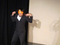 コント「浜辺で九州を1人で守る人」を披露した永野。スパローズからは「死ぬ前に、自分が人生でやった無駄なことの1つとして永野さんのZeppライブのチケットを買ってみては」と勧められた。