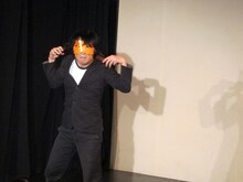 コント「浜辺で九州を1人で守る人」を披露した永野。スパローズからは「死ぬ前に、自分が人生でやった無駄なことの1つとして永野さんのZeppライブのチケットを買ってみては」と勧められた。