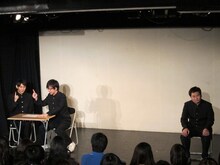 鬼ヶ島は、教室で都市伝説まがいの遊びに興じる男子学生たちのコント。いつも以上の激しい展開に、トークで大川原は「野田の楽屋での態度が気に入らなかったので、ガチでいってやろうと思って」と明かした。