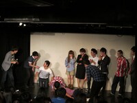 トークでトップリード新妻が「あのコントしてるとほんとに好きになっちゃいそう」と発言すると、スパローズが「キスしてよー」と悪ノリ。「巨匠も土下座するから」と追い込まれてしまった。