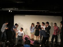 トークでトップリード新妻が「あのコントしてるとほんとに好きになっちゃいそう」と発言すると、スパローズが「キスしてよー」と悪ノリ。「巨匠も土下座するから」と追い込まれてしまった。